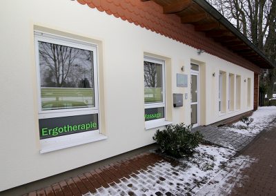 Außenansicht der Praxisräume mit Aufschrift auf den Fenstern