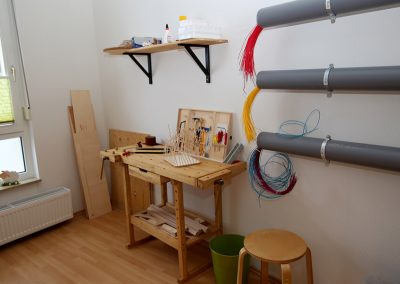 Behandlungsraum mit Bastel-Ausstattung für die Feinmotorik