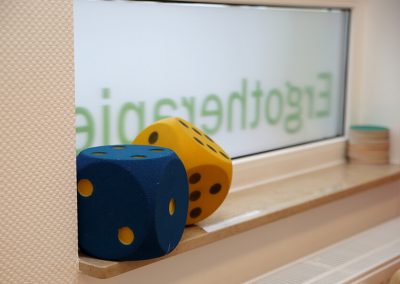Bunte Stoffwürfel auf Fensterbank